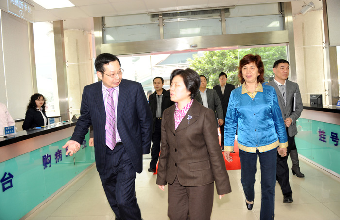 2010年3月，副省長(cháng)陳樺來(lái)我院調研參觀(guān)